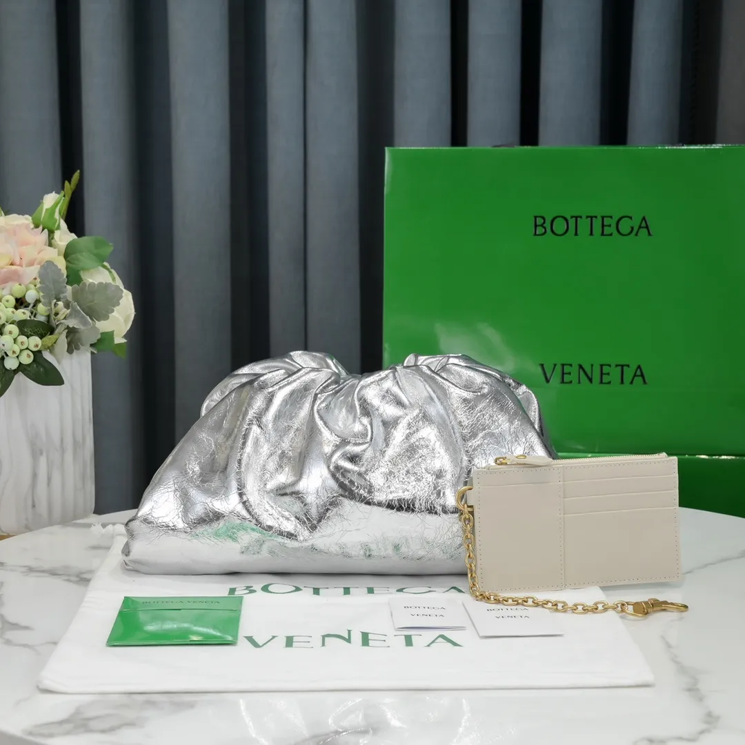 #𝐓𝐇𝐄 𝐏𝐎𝐔𝐂𝐇 Big shiny silver cloud bag The exciting cloud bag ☁️ has been upgraded again ❕blingbling✨ The clouds are super eye-catching! ☁️Yunduo's bag shape and the sheepskin material design on the upper body are really cute and rustic, and the stunning beauty is irresistible. The Nappa lambskin lining is high-end and exquisite, which makes the seemingly ordinary Yunduo feel more luxurious, and the sense of high-end is overwhelming. It is so awesome💥 Size: 38x20x8, model: 6670
